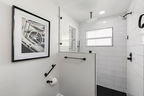 Shower, hair dryer, towels - Blue Tin and Tonic - Newly Remodeled Home with Pool, Bikes and Beach Supplies. (Marco Island)