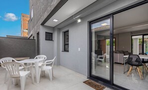 Outdoor dining - House w/ Terrace & BBQ 850m From the Beach Jsf0748 (Bombinhas)