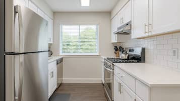 Jääkaappi, uuni, liesi, astianpesukone