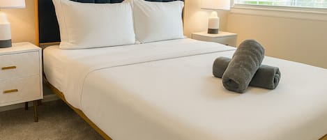 2 habitaciones, escritorio y tabla de planchar con plancha