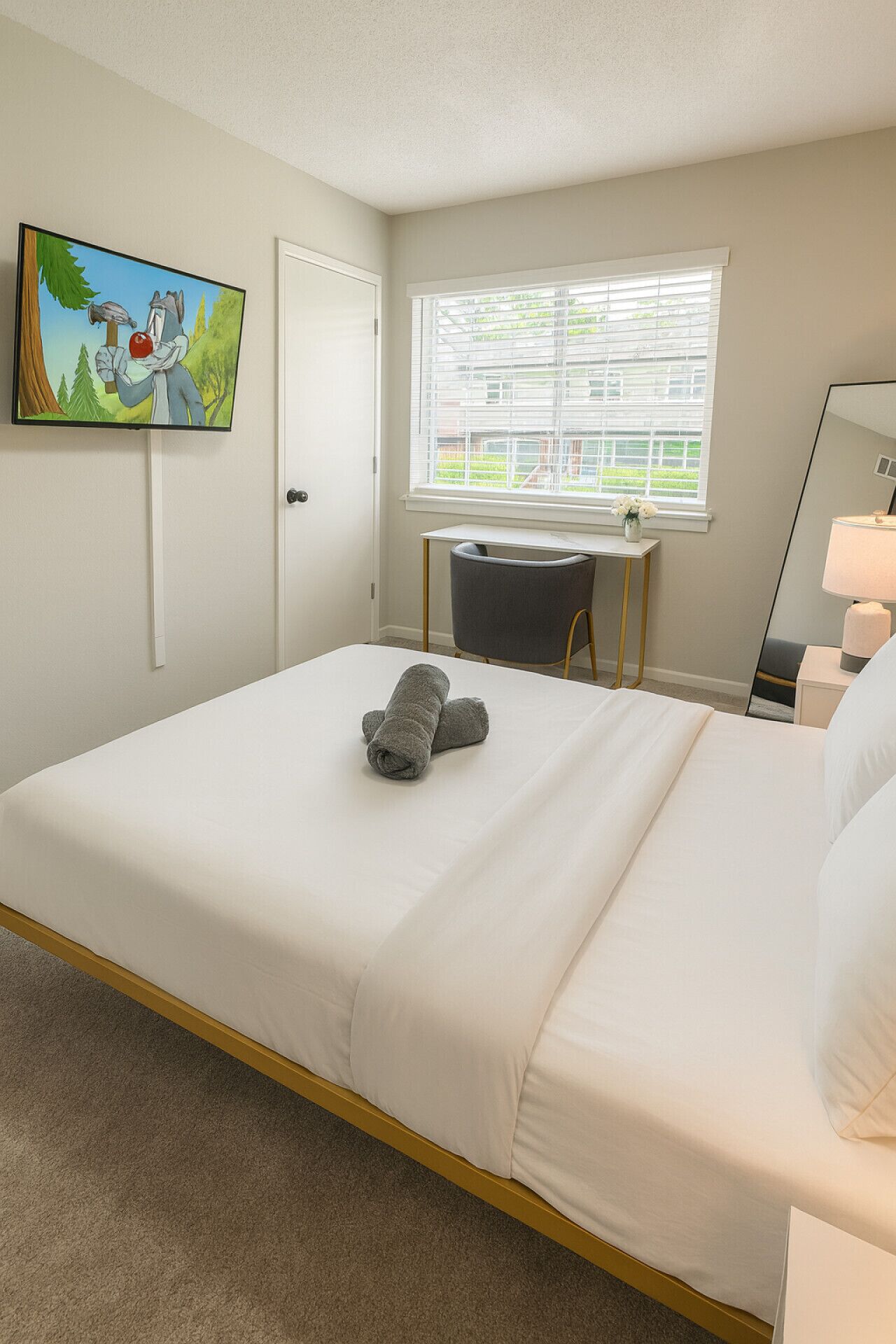 2 slaapkamers, een bureau, een strijkplank/strijkijzer, reisbedje