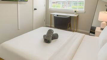 2 slaapkamers, een bureau, een strijkplank/strijkijzer, reisbedje