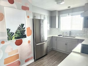 Coffee/tea maker, fridge, microwave, oven - Modern Lake City Getaway (Penticton)