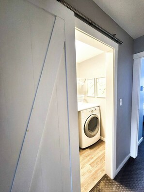 Interior - Modern Lake City Getaway (Penticton)
