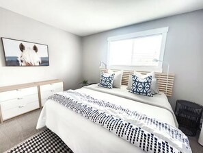 2 bedrooms, iron/ironing board, travel cot, free WiFi - Modern Lake City Getaway (Penticton)