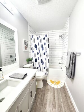 Hair dryer, towels, soap, shampoo - Modern Lake City Getaway (Penticton)