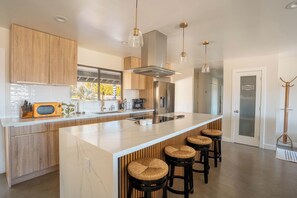 Four à micro-ondes, un four, surface de cuisson, lave-vaisselle