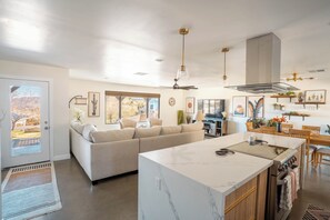 Interior - Perched high on a scenic acre,epic hot tub, 3 bedrooms/bathrooms,fire-pit,views! (Yucca Valley)