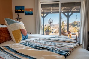 3 chambres, fer et planche à repasser, lit de bébé portatif