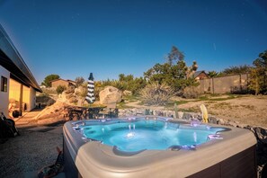 Terrace/patio - Perched high on a scenic acre,epic hot tub, 3 bedrooms/bathrooms,fire-pit,views! (Yucca Valley)