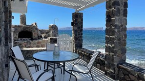 Outdoor dining - Cave of Love – Seafront Sunset View Santorini (Santorini)