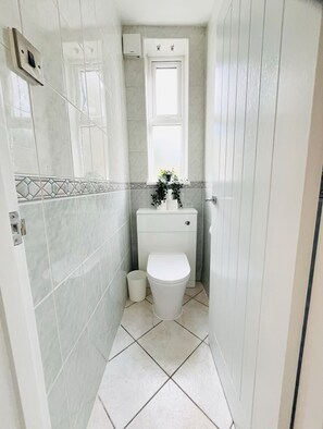 Doccia, asciugamani, sapone, shampoo