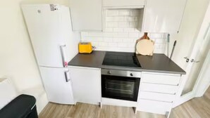 Geladeira, micro-ondas, fogão, cooktop