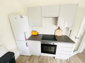 Frigorifero, microonde, forno, piano cottura