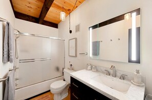 Hair dryer, towels, soap, toilet paper - Tahoe Getaway in Kings Beach, Near Northstar (Kings Beach)