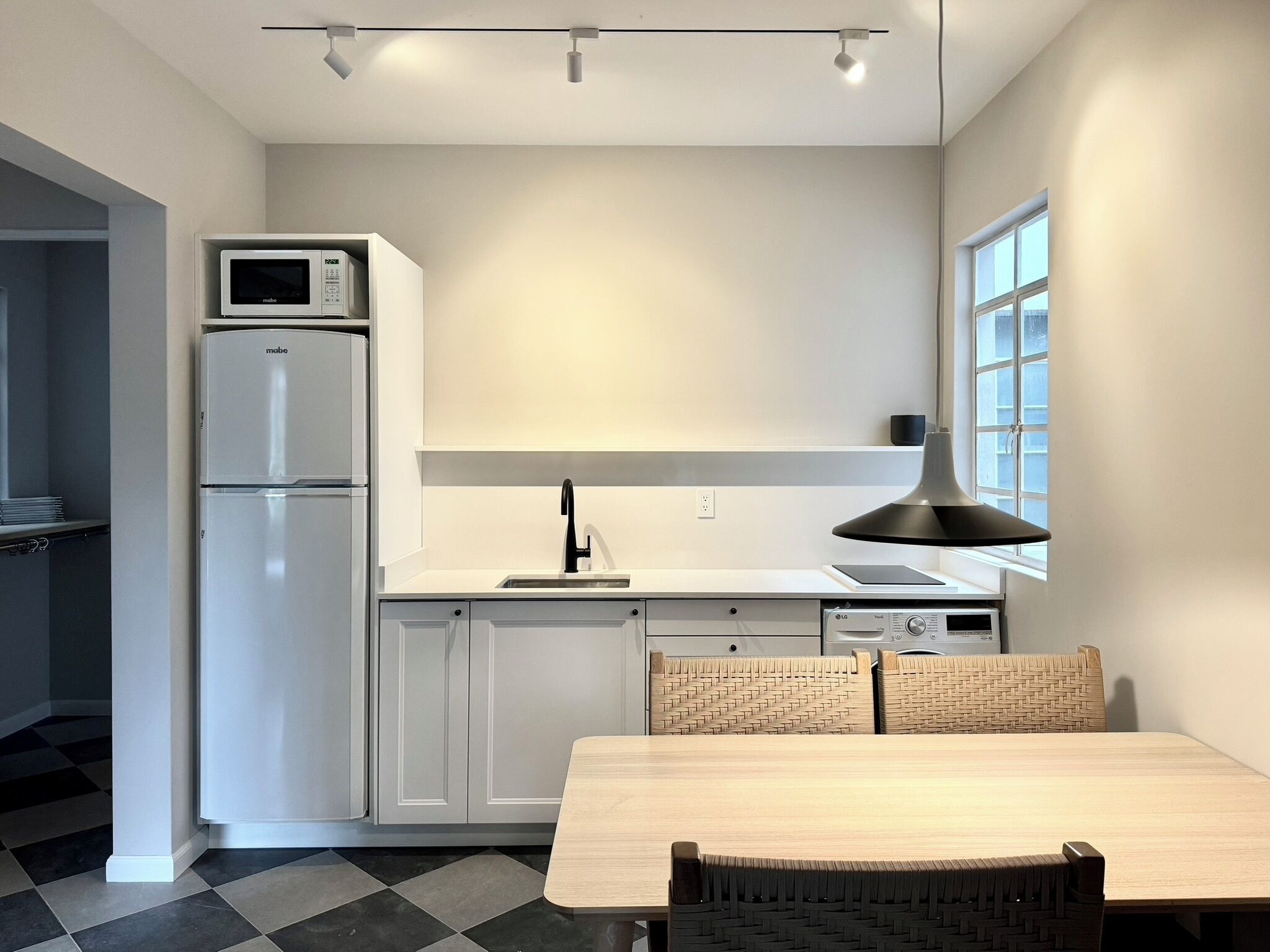 Classic Apartment | Private kitchen | Fridge, cookware/dishes/utensils