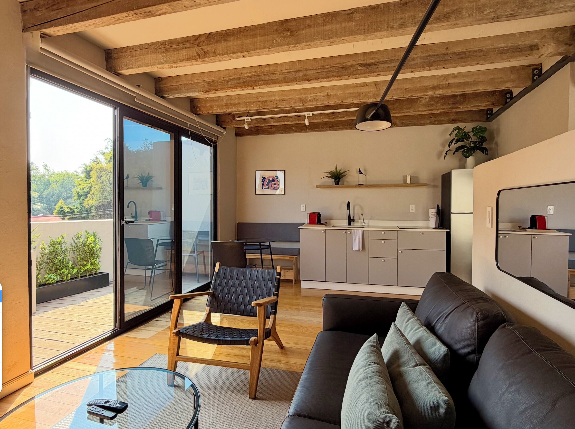 Loft Confort, vista a la ciudad | Área de sala de estar | Smart TV de 55 pulgadas con canales digitales 
