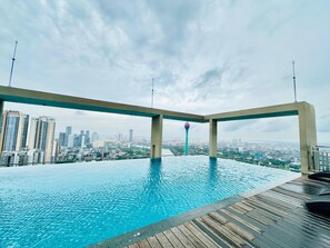 Pool - 27th Floor Luxury Stay at Luna Tower | Heart of Colombo 02 (Colombo)
