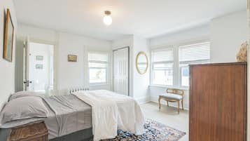 7 bedrooms, iron/ironing board, WiFi, bed sheets