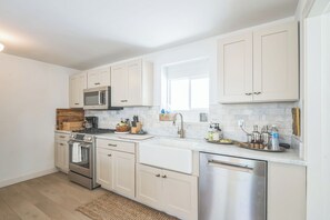 Microondas, horno, placa de cocina y lavavajillas