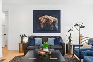 TV, books - City View Home Only 1.5 mile to Downtown with Garage and Rooftop (Nashville)