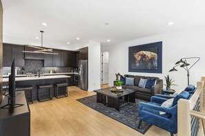 TV, books - City View Home Only 1.5 mile to Downtown with Garage and Rooftop (Nashville)