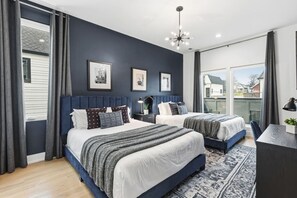 4 bedrooms, desk, WiFi, bed sheets - City View Home Only 1.5 mile to Downtown with Garage and Rooftop (Nashville)