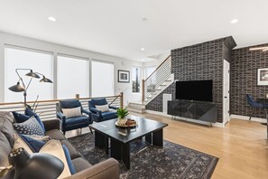 TV, books - City View Home Only 1.5 mile to Downtown with Garage and Rooftop (Nashville)