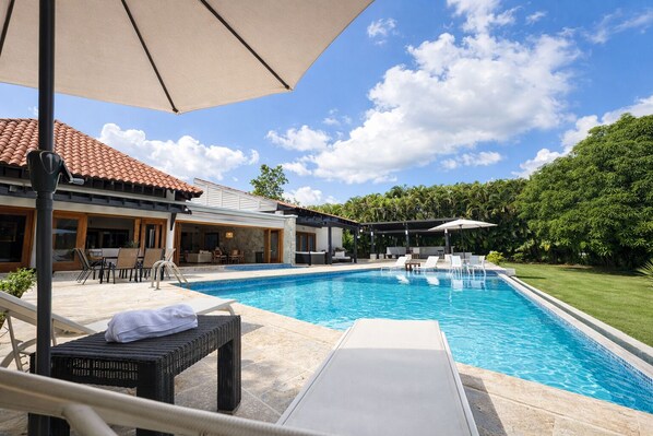 Outdoor pool, a heated pool - Exclusive 5-bedroom villa in Casa de Campo (La Romana)