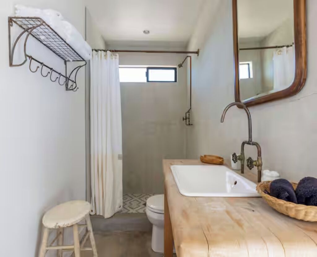 Secadora de cabello, toallas, jabón, papel de baño 