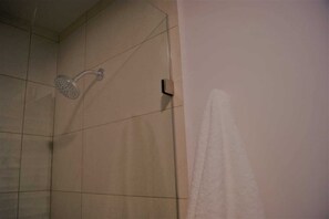 Asciugacapelli, asciugamani, sapone, carta igienica