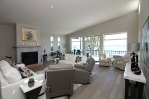 Smart TV, fireplace - Peaceful and Luxurious 2-bedroom house in Chemainus perfect for relaxing (Chemainus)