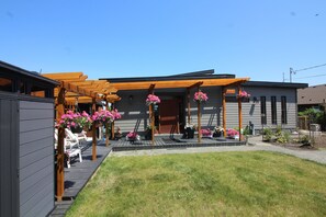 Terrace/patio - Peaceful and Luxurious 2-bedroom house in Chemainus perfect for relaxing (Chemainus)