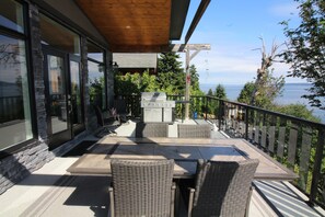 Outdoor dining - Peaceful and Luxurious 2-bedroom house in Chemainus perfect for relaxing (Chemainus)