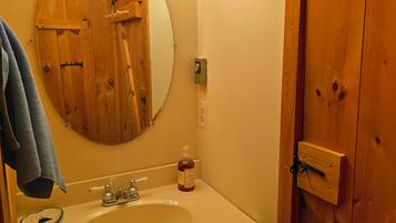 Regadera, toallas, jabón, papel de baño