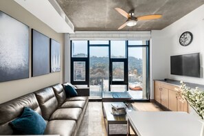 TV, computer monitors - City Views 2BR | Floor-to-Ceiling Windows (Birmingham)