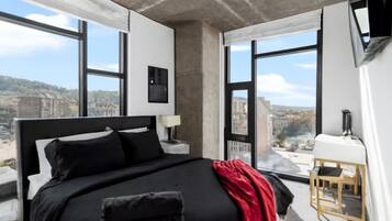 2 habitaciones, escritorio y tabla de planchar con plancha