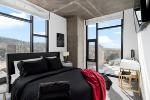2 bedrooms, desk, iron/ironing board, travel cot - City Views 2BR | Floor-to-Ceiling Windows (Birmingham)