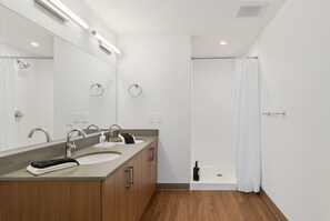 Hair dryer, towels - City Views 2BR | Floor-to-Ceiling Windows (Birmingham)