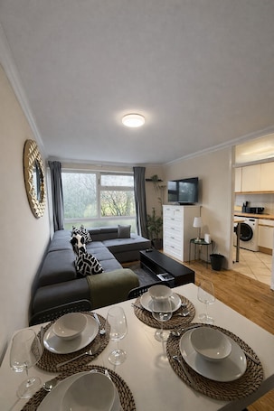 Smart TV. 2-Bedroom Apartment on the Doorstep of Prestwich Village