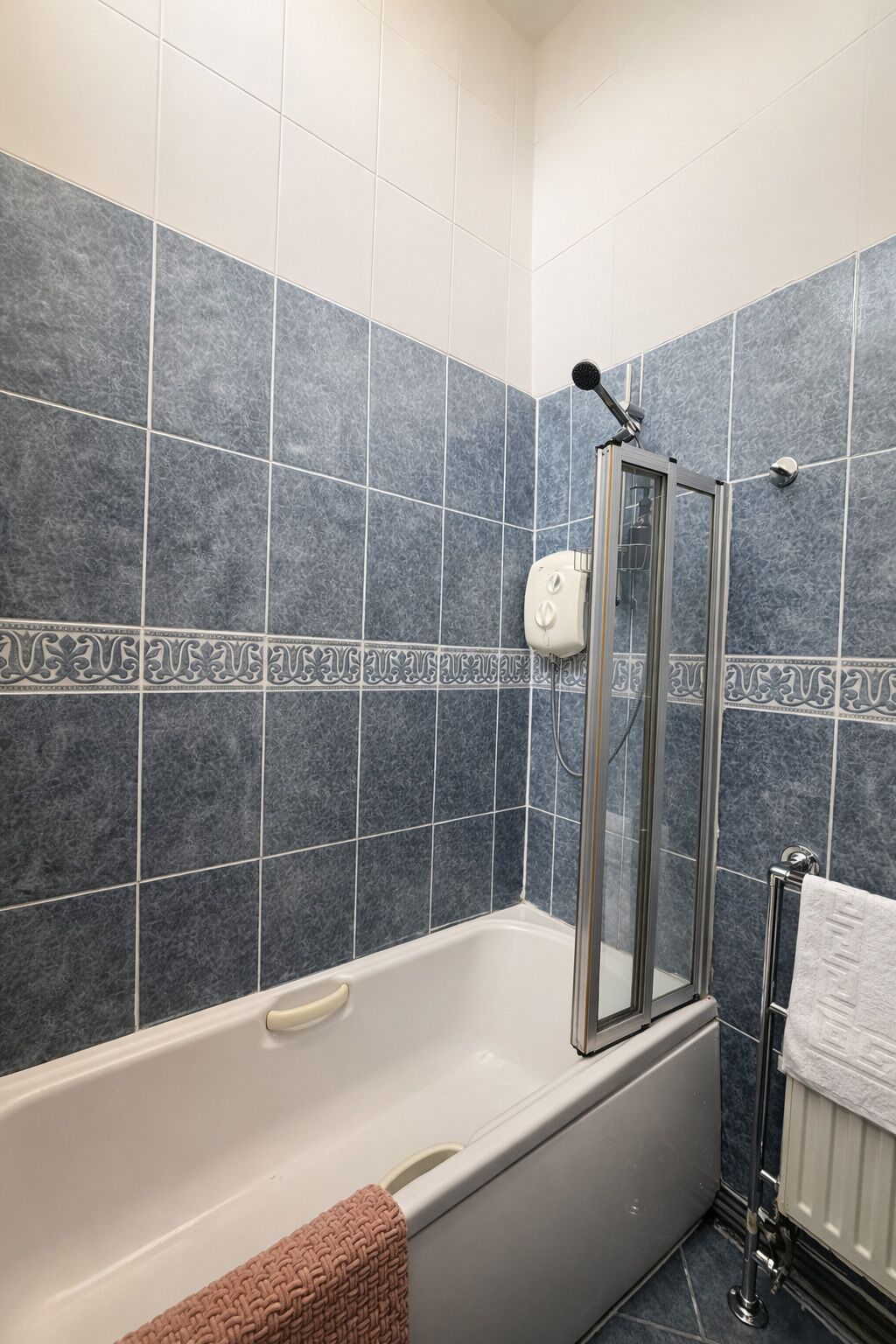 Asciugacapelli, asciugamani, sapone, shampoo
