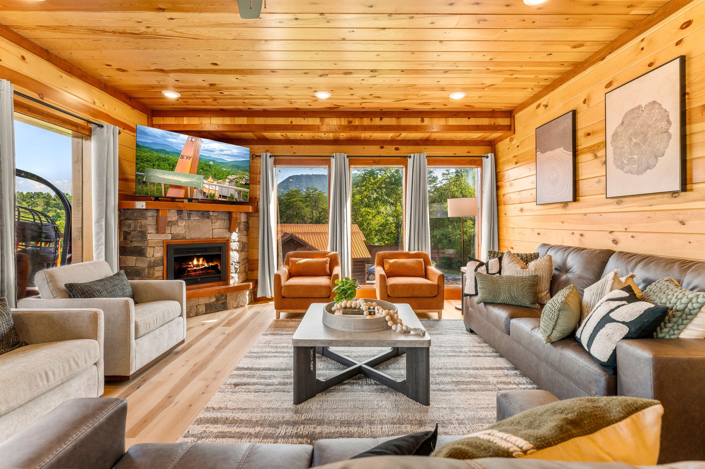 Una Smart TV, una chimenea, un futbolín