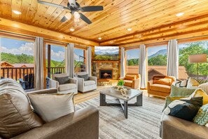 Una Smart TV, una chimenea, un futbolín