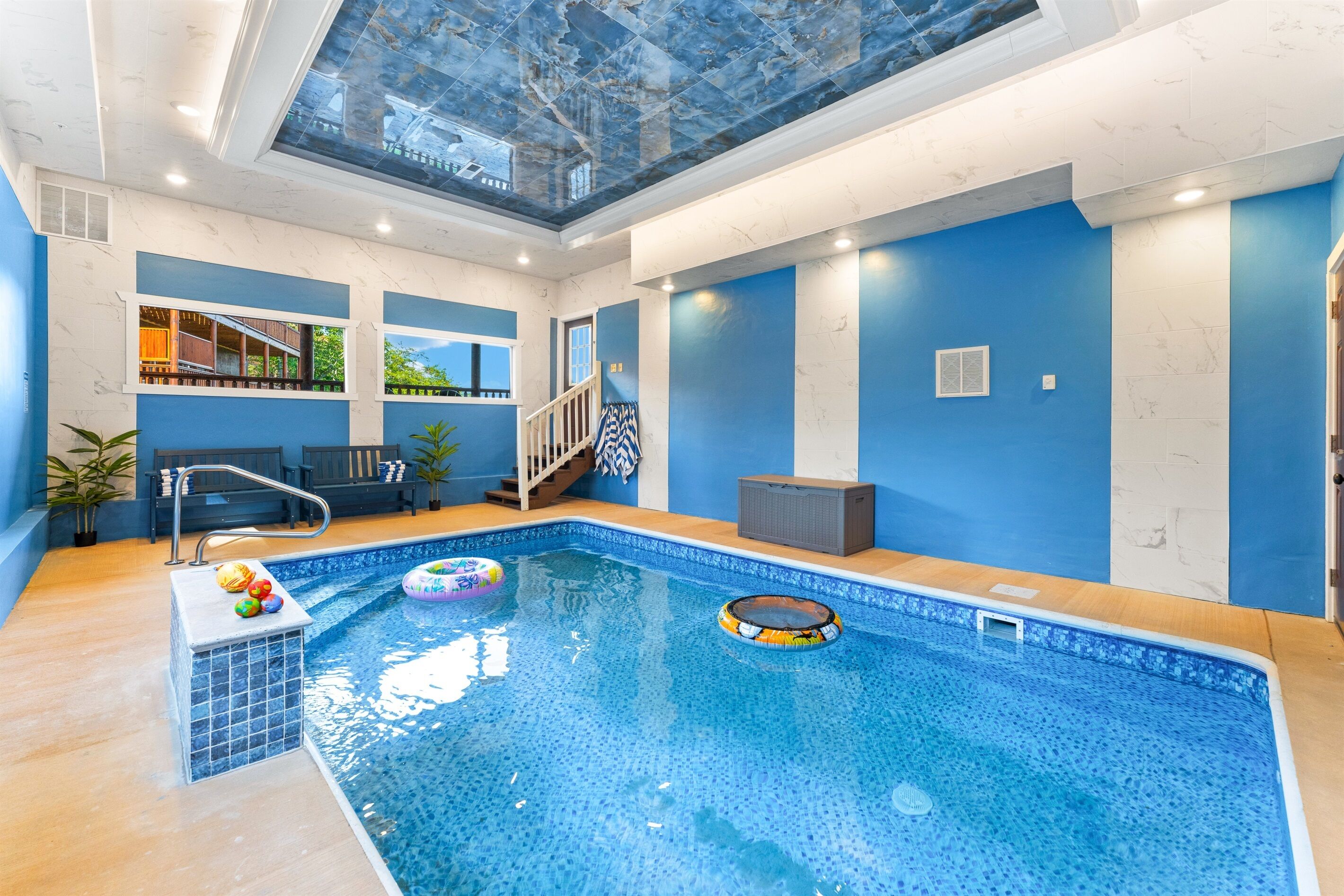 Una piscina cubierta, una piscina climatizada