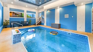 Una piscina techada, una piscina climatizada