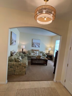 Smart TV, books - 5 Bedroom 4 Bath Private Villa with Own Pool/Spa near Disney & Nature Trails! (Davenport)