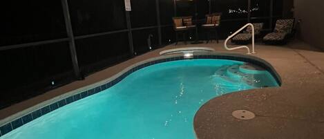 Utendørsbasseng og et oppvarmet basseng