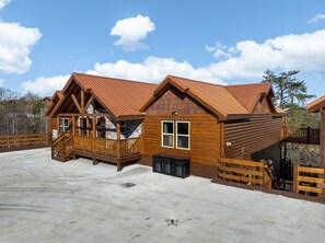 Exterior - 8BR Luxury Lodge w/ Indoor Pool, Hot Tub & Mountain Views, Sleeps 28 (Sevierville)