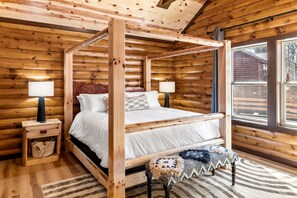 8 bedrooms, free WiFi, bed sheets - 8BR Luxury Lodge w/ Indoor Pool, Hot Tub & Mountain Views, Sleeps 28 (Sevierville)