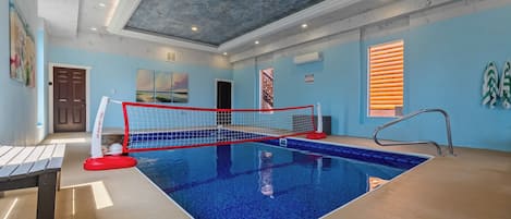 Ein Hallenbad mit einem roten und weißen Netz, einer Sitzbank und einer Tür.